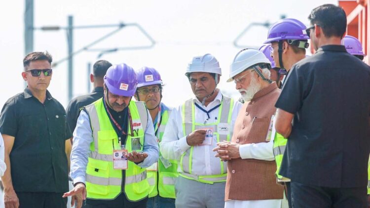 पीएम मोदी ने बुलेट ट्रेन परियोजना की समीक्षा की, इंजीनियरों और कर्मचारियों से की बातचीत