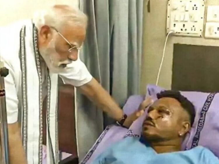 पीएम मोदी ने विमान दुर्एघटना में बचे एक मात्र जीवित बचे व्यक्ति विश्वास कुमार से मुलाकात की