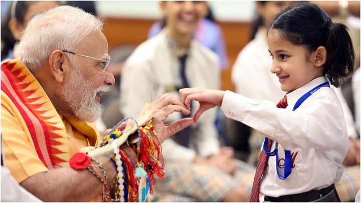 प्रधानमंत्री आवास 7 लोक कल्याण मार्ग पर मना रक्षाबंधन, पीएम मोदी ने स्कूली बच्चों और ब्रह्मकुमारी दीदियों से बंधवाई राखी