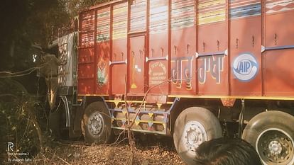 बेमेतरा और महासमुंद में दर्दनाक सड़क हादसे में नौ लोगों की मौत, क्रेन से निकाले गए शव