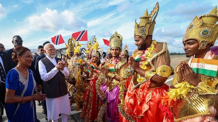 पीएम मोदी त्रिनिदाद एंड टोबैगो में अभिनंदन से अभिभूत, 38 मंत्रियों और चार सांसदों के साथ हवाईअड्डे पर खुद पीएम ने किया स्वागत